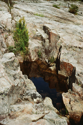 Stehendes Wasser, selbst wenn es aus unberührter Natur stammt, weckt wenig 
vertrauen, was die Trinkbarkeit angeht
(Bild: thinkstock)