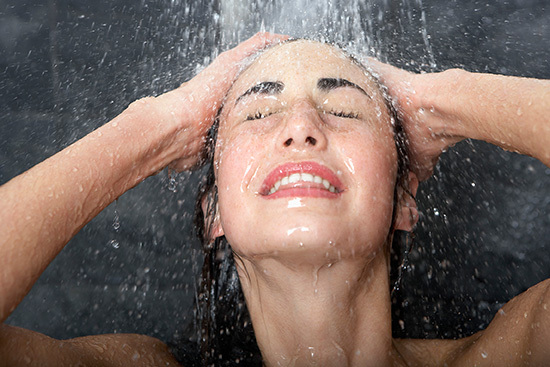 Du duscht und der Anlagenmechaniker kümmert sich um Hygiene und Komfort
(Bild: thinkstock)