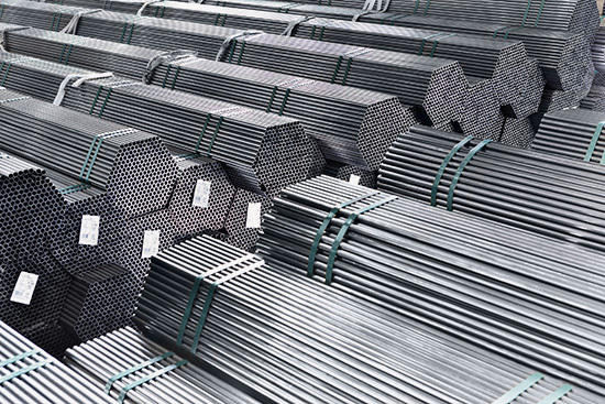 2.) Die angelieferten Rohre haben einen Durchmesser von 25 mm und 
verschiedene Längen von ca. 4.000 bis 6.000 mm. Ca. 250 Einzelrohre werden 
als ein Rohrbund angeliefert, wobei dieses