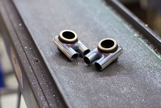 7.) Ansicht von zwei fertigen Kopfstücken für Ober- und Unterteil des neuen 
Heizkörper-Elements. Aufgrund einer exakten Kalibrierung haben die 
Rohransätze genau das gleiche Maß