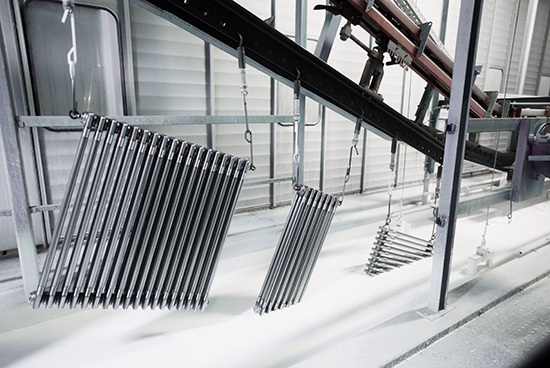 18.) Nach einer alkalischen Reinigung wird der Heizkörper in ein 
elektrolytisches Grundierungsbad getaucht. Hierbei handelt es sich um eine 
anodische Tauchlackierung. Im Anschluss geht der Heizkörper direkt in den 
Ofen. Bei ca. 180 Grad wird die Grundierung in den Stahl eingebrannt und 
bleibt somit haften.