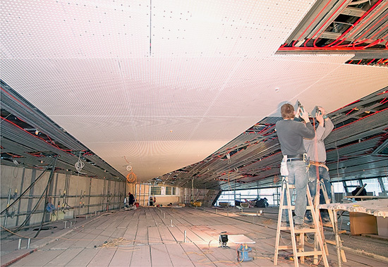 Nicht nur in großen Gebäuden lassen sich Klimadecken installieren
(Bild: raumklimadecke.de)