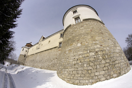 Nicht nur vor streitsüchtigen Nachbarn, sondern auch vor Kälte/Wärme 
schützen die dicken Mauern einer Burg