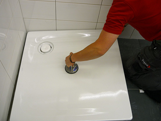 Um eine Duschtasse unter diesen engen Platzverhältnissen sich zu 
positionieren bietet sich ein Vakuumhalter an (Bild: Sopro)