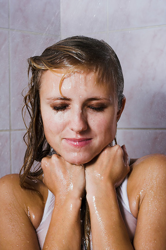 Das Duschbad am Morgen soll erfrischend sein, aber nicht eiskalt. Da hilft 
die Zirkulationspumpe (Bild: thinkstock)