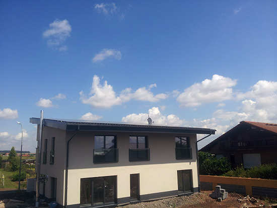 Versorgt sich selbst fast autark und liefert Strom für drei weitere 
Haushalte: Plusenergie-Musterhaus mit Neura Wärmepumpe, geplant und 
realisiert von Biokraftwerke Wolf. (Bild: Neura/Biokraftwerke Wolf)