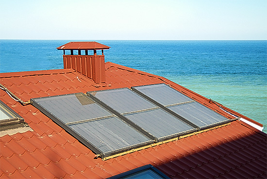 Die Kollektoren sammeln die Wärmeenergie der Sonne, die 
Wärmeträgerflüssigkeit fungiert dabei als Transportmittel (Bild: 
thinkstock)