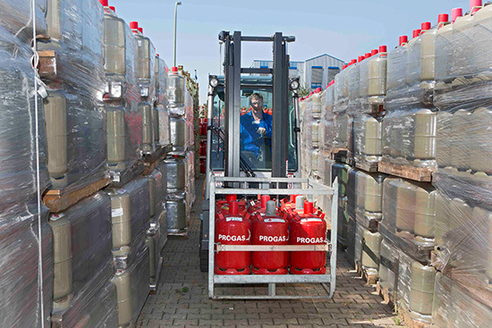 Die befüllten Flaschen werden per Gabelstapler auf LKWs verladen und im 
Anschluss an die Verkaufsstellen