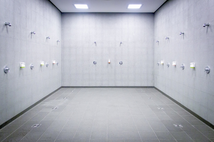 Hohe Warmwasserbedarfe, wie hier in der Dusche eines Gyms, erfordern oft spezielle Techniken zur Trinwassererwärmung - © Bild: Getty Images/iStockphoto
