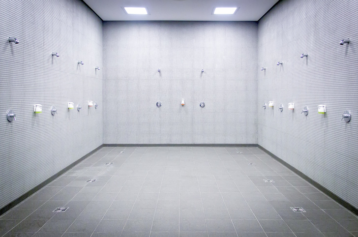Hohe Warmwasserbedarfe, wie hier in der Dusche eines Gyms, erfordern oft spezielle Techniken zur Trinwassererwärmung