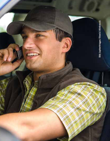 Handynutzungwährend der Fahrt – wirkt extrem beschäftigt und wichtig, lenkt aber vom Verkehr ab und kann teuer werden - © Bild: Jupiterimages / iStock / thinkstock
