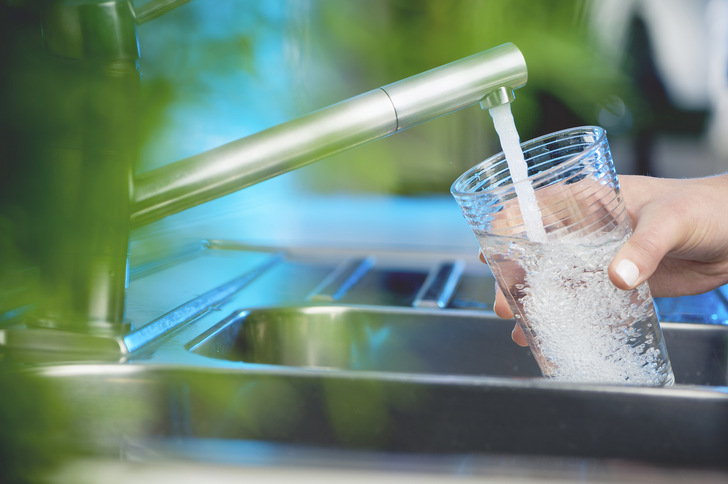 Die Versorgung mit Trinkwasser wird in einer Vielzahl von Regelwerken geordnet. Trotzdem oder gerade deshalb bleiben immer wieder Fragen offen - © Getty Images/iStockphoto
