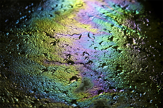 Schillernd schön, aber doch eine Katastrophe, ein Ölteppich