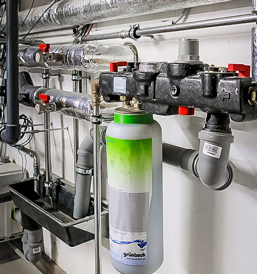 Aufbereitungs- und Befüllarmatur GENO-therm mit einer angeschlossenen Einwegkartusche für die Vollentsalzung