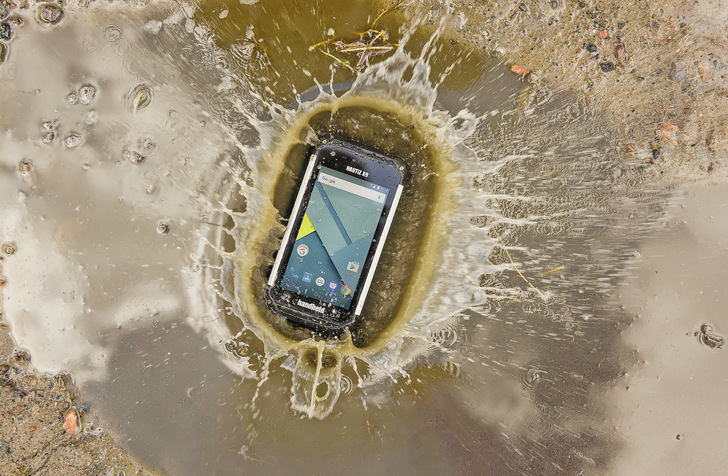Hart und smart: Rugged Smartphones vertragen auch mal einen Knuff oder ein kurzes Bad - © Bild: Handheld Germany
