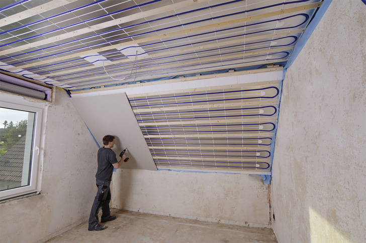 Die Dachschrägen eignen sich sehr gut für die Flächenheizung/-kühlung. Lesen Sie im vierten Teil dieser Serie, welche Komponenten dafür notwendig sind 