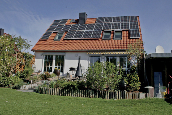 Der grüne Strom vom eigenen Dach kann für elektrische Geräte und zur Wärmeversorgung genutzt werden - © Bild: IWO/bpr
