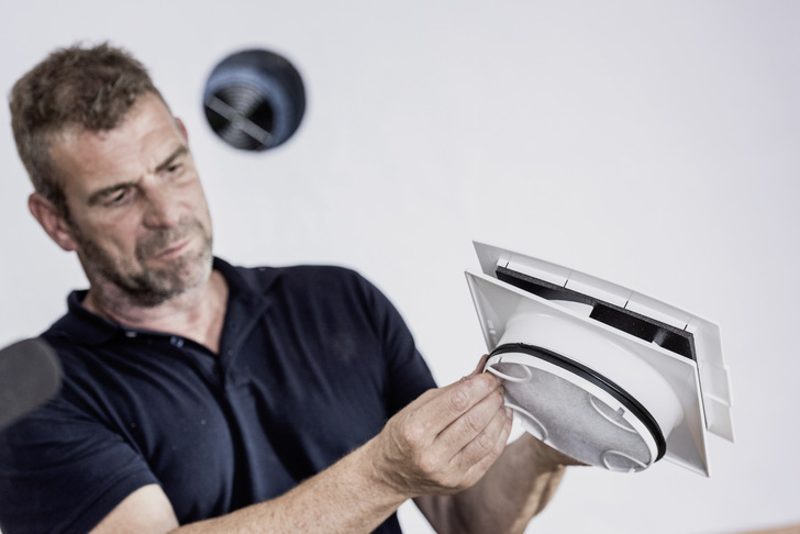 Planung und Einbau von dezentralen Lüftungsgeräten ist kein Hexenwerk. Was es zu beachten gilt, lesen Sie hier