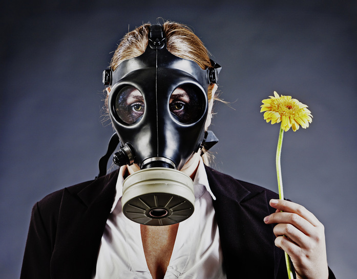 Hier sitzt der Filter in Form einer Gasmaske direkt vor der Nase. Man kann diesen aber auch am Emittenten installieren