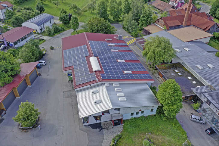 Luftbild mit Lehenhof-Talwerkstätten vorne links, mittig kleiner Schornstein der neuen Holzpellet-Heizzentrale, rechts im Hintergrund die ehemalige Ziegelei, heute ein Teil des Sonett-Betriebsgeländes 