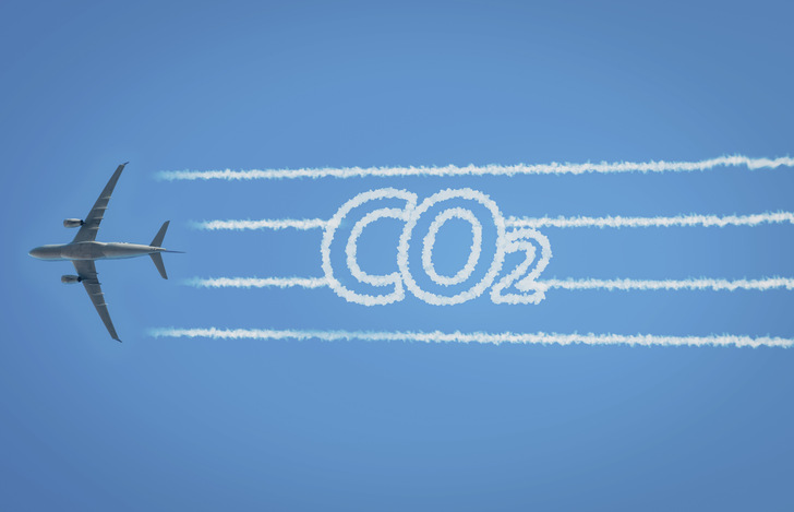 Wen wundert es, dass Flugreisen nach Übersee enorme CO2-Emissionen verursachen? - © Bild: Getty Images/ Tanaonte
