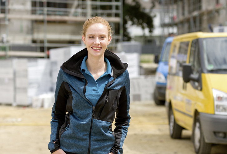 Sandra Hunke erklärt, wie die Montage einer Duschfläche in vier Schritten funktioniert - © Bild: Kaldewei/Christian Blanke Fotografie
