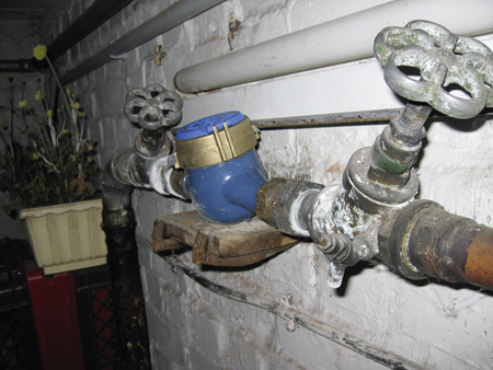 Wasserzähler in einer typischen Einbausituation - Fehlt da vielleicht was? (Auflösung am Schluss des Berichtes)
