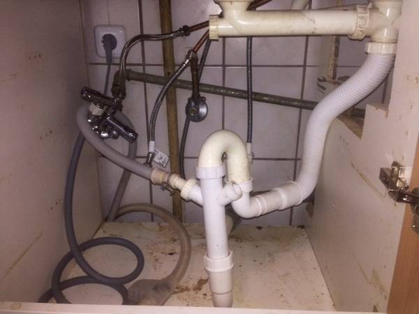 Hier haben zwei Akademiker aus dem Studentenwohnheim versucht, zwei Waschmaschinen und eine Spüle Abwassertechnisch zu vereinen