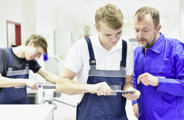 Nach einer Ausbildung ist meist ein Zeugnis fällig. Wie das aussehen kann, lesen Sie in diesem Bericht - © Bild: Getty Images/iStockphoto
