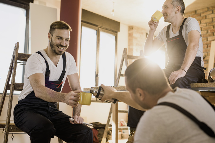 Wichtig für ein gutes Arbeitsklima ist immer auch die Einhaltung angemessener Pausenzeiten - © Bild: Getty Images/ skynesher
