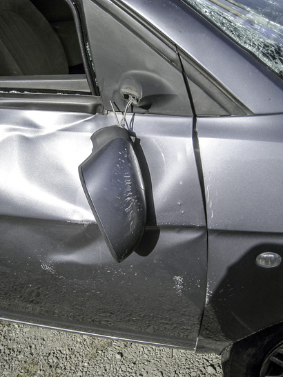 Anton hat mit dem Firmenfahrzeug 
versehentlich ein parkendes Auto gerammt. 
Muss er den Schaden etwa selber zahlen? - © Bild: AniphaeS / iStock / thinkstock

