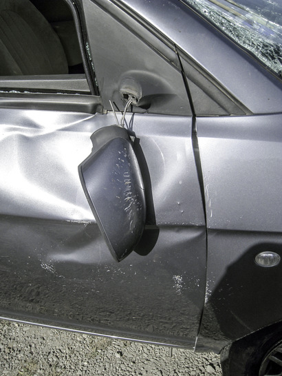 Anton hat mit dem Firmenfahrzeug 
versehentlich ein parkendes Auto gerammt. 
Muss er den Schaden etwa selber zahlen?
