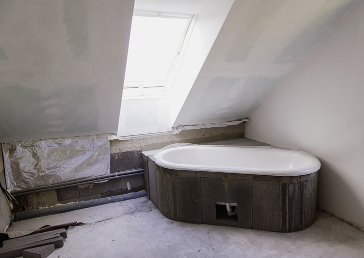 Das neue Bad im Bestand benötigt natürlich auch einen entsprechenden Anschluss - © Bild: Getty Images/iStockphoto
