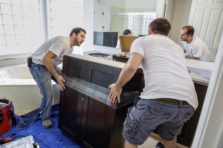 Der exklusive Schrank fürs Bad wiegt ordentlich. Das ­sollte man im eigenen Interesse und im Sinne des ­Kunden frühzeitig für die Arbeitsplanung berücksichtigen.