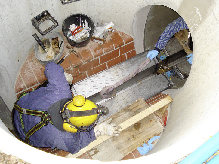 Wärmeübertrager aus meterlangen Elementen auf der Sohle des vorhandenen Kanals - © Uhrig
