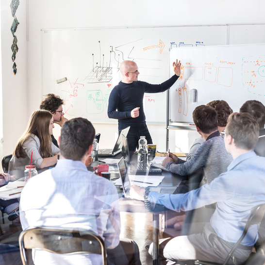 In Klassenzimmern herrscht aufgrund rauchender Köpfe oft dicke Luft. Deine mechanische Lüftung kann dem entgegenwirken. - © Getty Images/iStockphoto/kasto80
