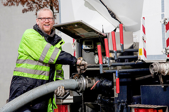 ENplus-Zertifizierung sichert die Qualität der Holzpellets auf dem Weg vom Hersteller zum Kunden. Die fach-gerechte Anlieferung des Brennstoffs ist entscheidend - © Bild: Deutsches Pelletinstitut
