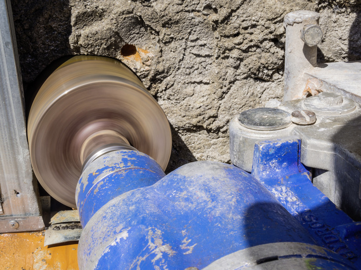 Die Kernbohrung ist schnell gesetzt, Wie aber dichtet man anschließend eine Hauseinführung professionell ab? Lesen Sie darüber mehr in diesem Bericht