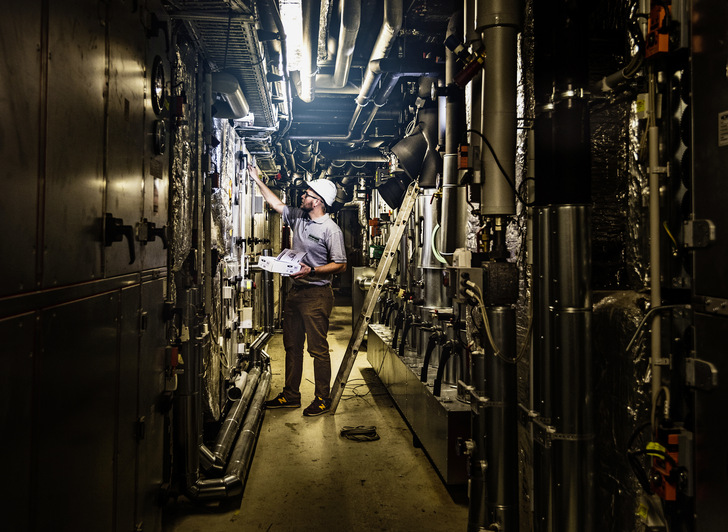 Kontrollierte Gebäudelüftung mit Frischluft senkt die Schadstoff- und Viren-Belastung der Innenraumluft. 