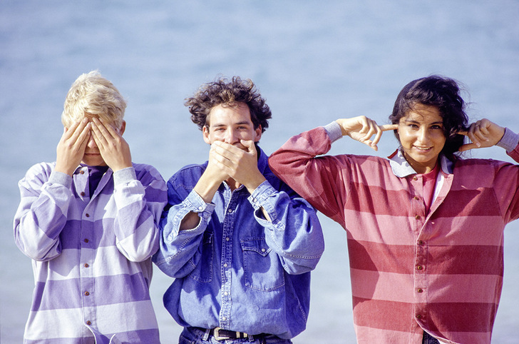 Three young friends making gestures at ocean, portrait - © David De Lossy / iStock / Getty Images
