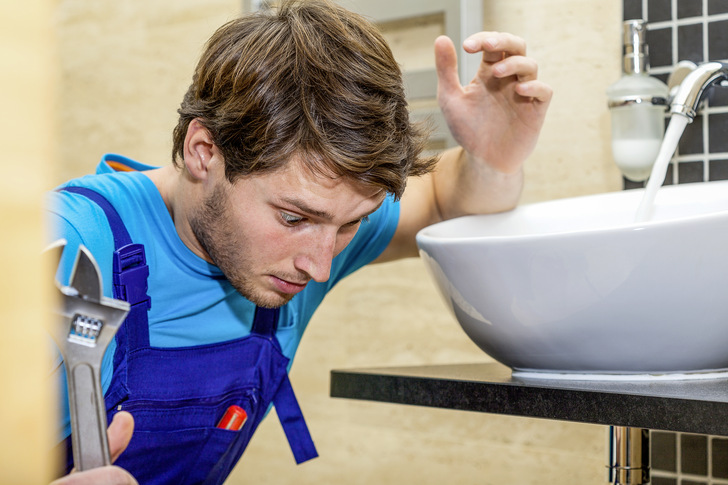 Wenn man noch niemals eine Feininstallation vorgenommen hat, ist man alleine schnell überfordert. Da hilft es nicht, nach dem Motto „Augen zu und durch“ vorzugehen . - © Bild: Getty Images/iStockphoto
