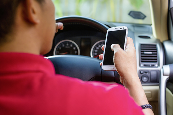 Handynutzung ohne Freisprecheinrichtung lenkt vom eigentlichen Thema beim Autofahren erheblich ab