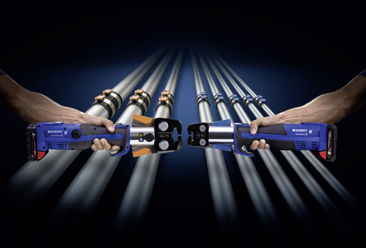 Das Sortiment des innovativen Mehrschichtverbundrohrs Geberit FlowFit umfasst Rohrleitungen in den Dimensionen d16 bis d75, mehr als 450 Fittings, zwei Pressbacken sowie eine Handpresszange 