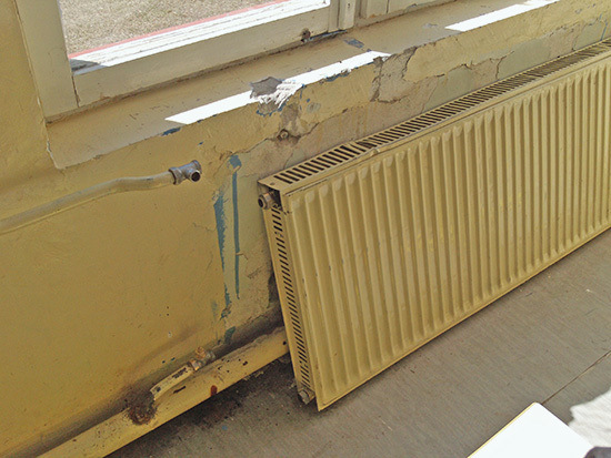 Diese Heizkörperbefestigung war den Belastungen wohl nicht gewachsen