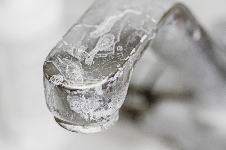 So kennen die meisten von uns die Erscheinung von Kalk aus dem Trinkwasser - © Bild: Getty Images/iStockphoto
