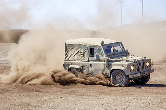 Man sieht diesem Richtungswechsel während einer Rallye förmlich an, dass er Energie vernichtet. Der seitlich spritzende Sand ist ein Indiz dafür - © Bild: Philip Lange / iStock / thinkstock
