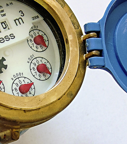 Bei Nutzung von Betriebswasser wie zum Beispiel Regen- und Grauwasser steht der Trinkwasserzähler still. Je höher die örtliche Trinkwassergebühr und die umgesetzte Wassermenge, desto höher die Einsparung. Doch die Amortisation hängt unter anderem auch von der einmaligen Investition und den jährlichen Betriebskosten ab.