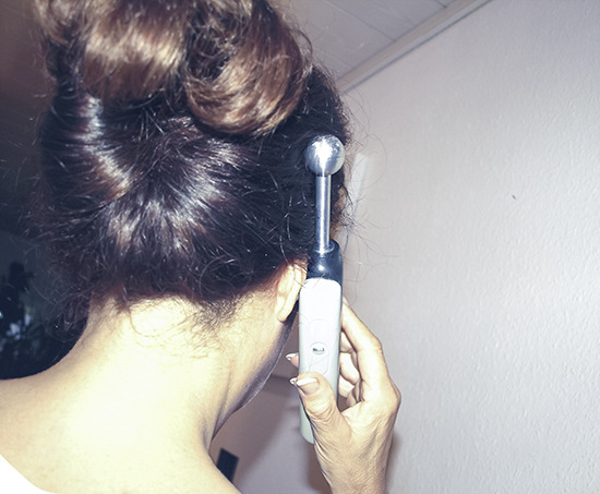 Das sieht nur ganz entfernt aus wie ein uraltes Handy mit Kinderschutz-Antenne. Es ist ein kapazitives Messgerät und wird zur Leckortung eingesetzt