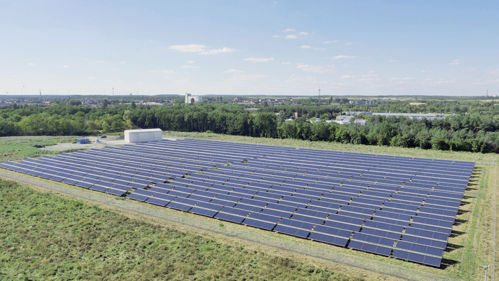 Im brandenburgischen Senftenberg steht die bislang größte Ritter XL Solarthermieanlage Deutschlands. Die neue Anlage in Greifswald wird mit einer Kollektorfläche von rund 18.700 m² mehr als doppelt so groß und gleichzeitig auch die größte der Republik sein - © Bild: Rasche FOTOGRAFIE
