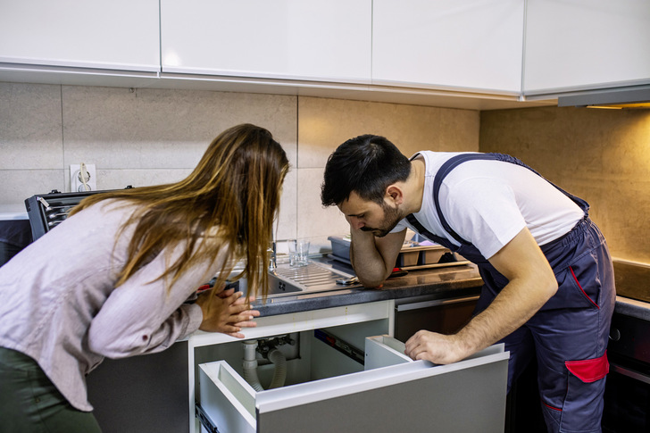 Der Spülenunterschrank ist leer geräumt, da kann der Monteur direkt mit seiner Arbeit beginnen